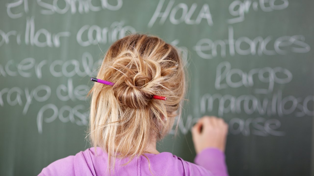 Referat 73 - Lehrereinstellung und Bedarfsplanung Lehrerin an der Tafel