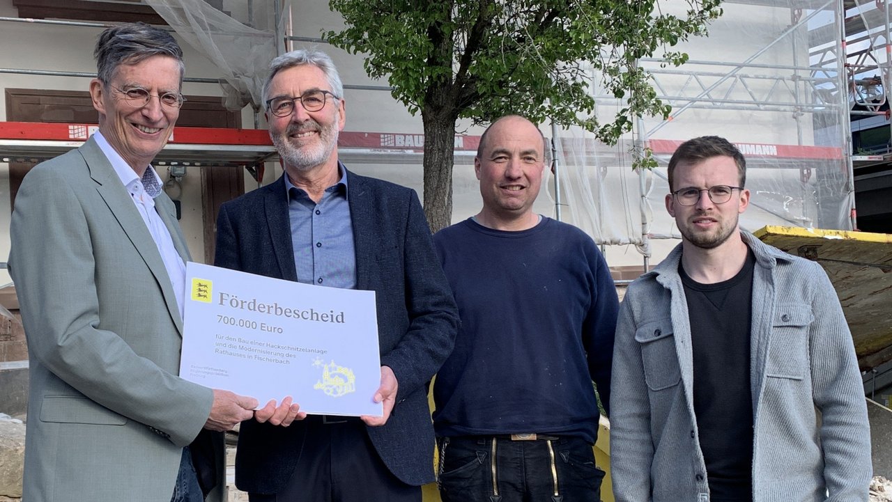 Johannes Dreier übergibt den Förderbescheid an die Gemeinde Fischerbach