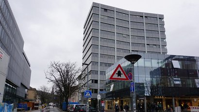 Zeigt das Dienstgebäude in der Eisenbahnstraße 68