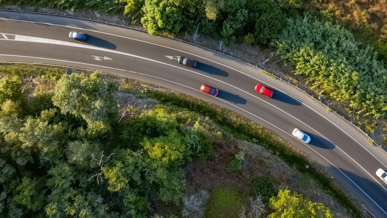 Eine Landstraße aus der Vogelperspektive