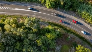 Eine Landstraße aus der Vogelperspektive