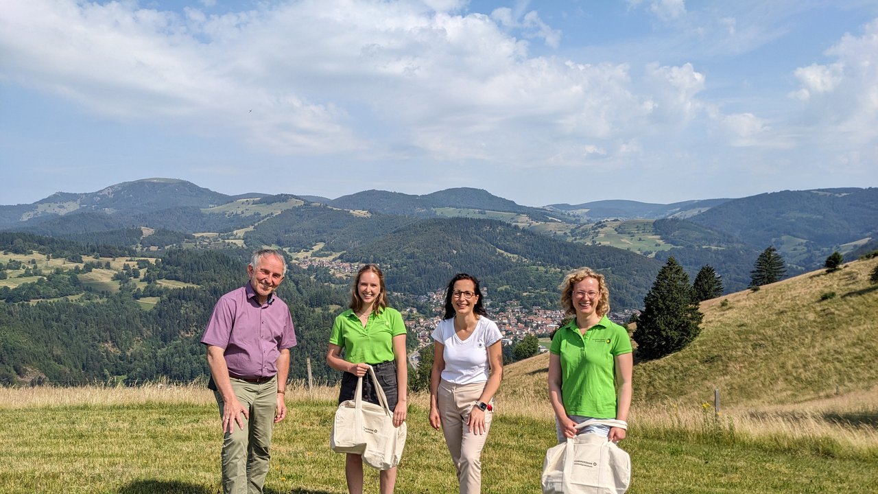 Geschaftsführer des Biosphärengebiets Schwarzwald, Walter Kemkes, Anja Ulrich, Leiterin der Commerzbank-Niederlassung Freiburg (zweite von rechts) und die Umweltpraktikantinnen Malena Schulz (links) und Fiona Purucker.