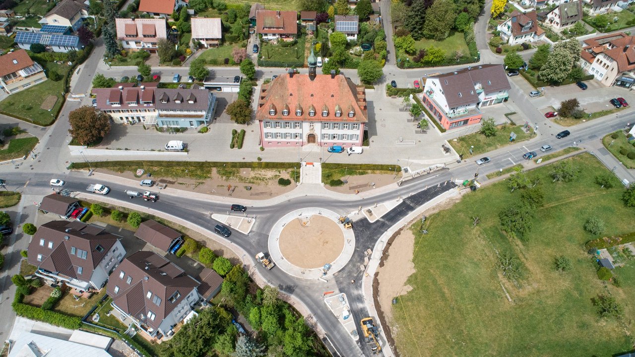 Der Kreise vorm Rathaus im Münstertal aus der Luft fotografiert