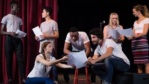 Eine Theatergruppe bei der Probe
