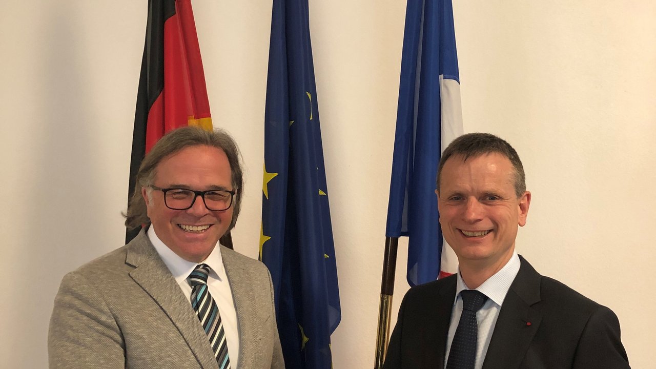 Antrittsbesuch Witkowski Regierungspräsident Gabbert schüttelt Präfekt Witkowski die Hand
