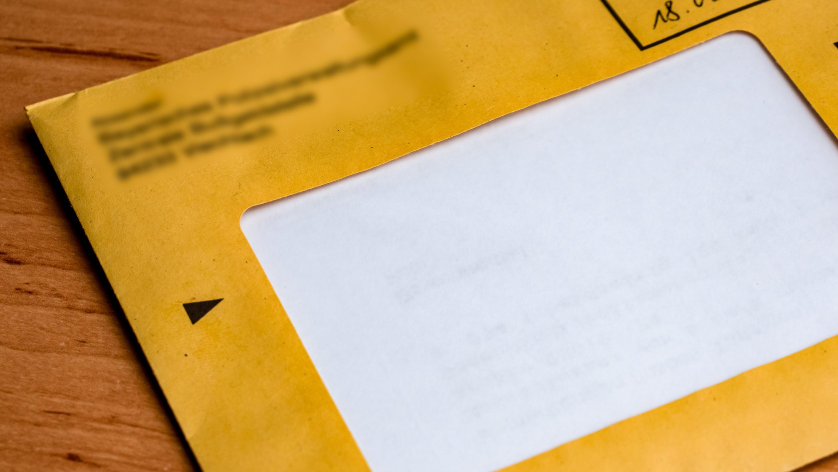 Gelber Briefumschlag