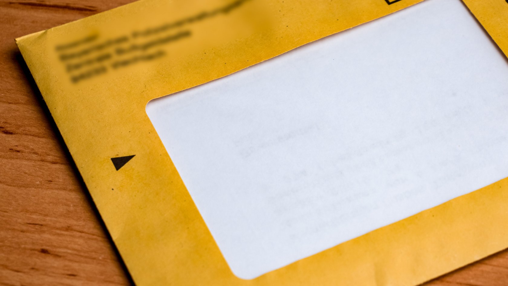 Gelber Briefumschlag