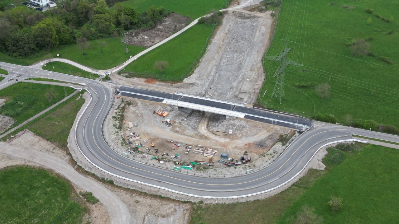 Neue Brücke über die B 34, Straße Am Wasserkraftwerk in Wyhlen