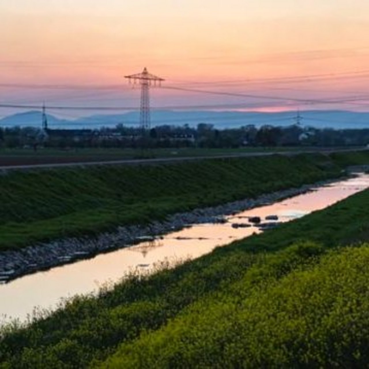 Ausbau des SEK Flussabschnitt der Schutter im Sonnenuntergang