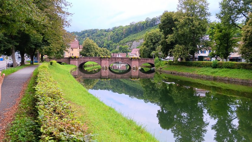 Neckar mit Brücke