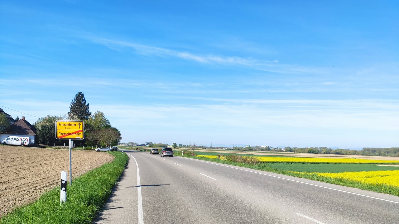 B 3 bei Friesenheim mit Ortsschild unter blauem Himmel