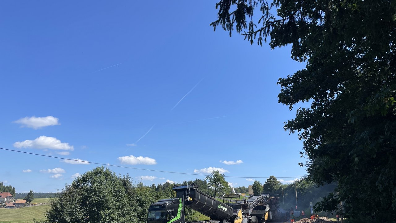 Ein spezielles und selten verwendetes Spezialgerät, eine sog. Kompaktasphaltfertigungsmaschine kam bei der Sanierung der B 500 bei Breitnau zum Einsatz. Mit der Maschine konnte die Zeit für den Asphalteinbau fast halbiert werden. 