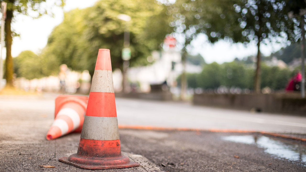 Warnbaken auf einer Straße