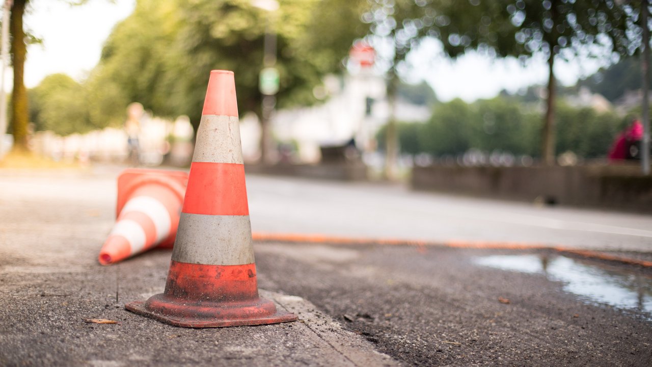 Warnbaken auf einer Straße