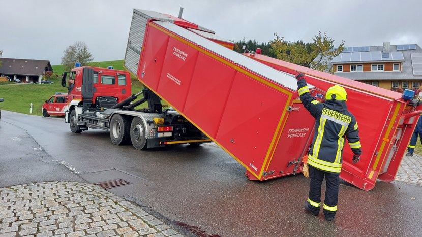Ein Feuerwehrmann steht an einem großen Lastwagen
