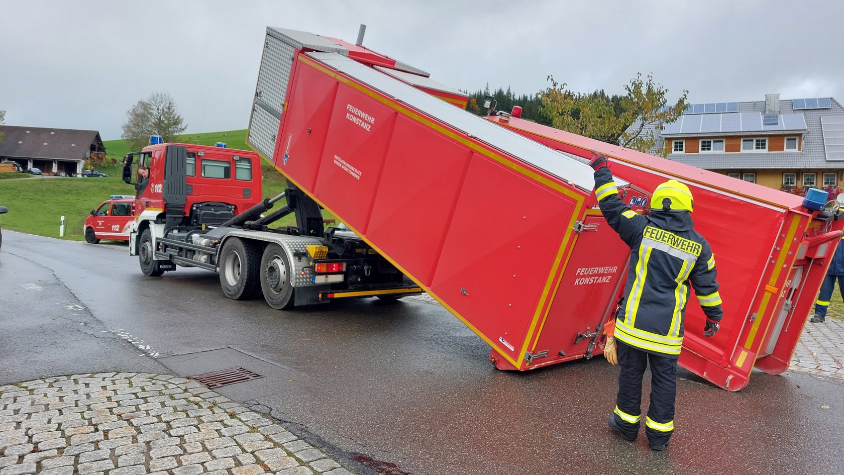 Ein Feuerwehrmann steht an einem großen Lastwagen