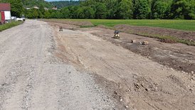 Phase 3-4: Maschinelle Großbaumverpflanzung von Alleebäumen und Baubeginn