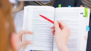Aufgeschlagenes Buch mit Markierungen