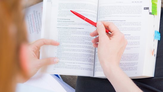 Aufgeschlagenes Buch mit Markierungen