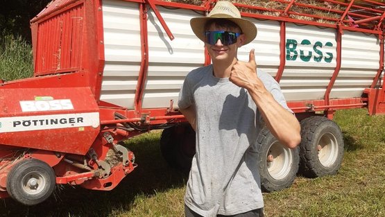 Ein junger FÖJler hält den Daumen nach oben