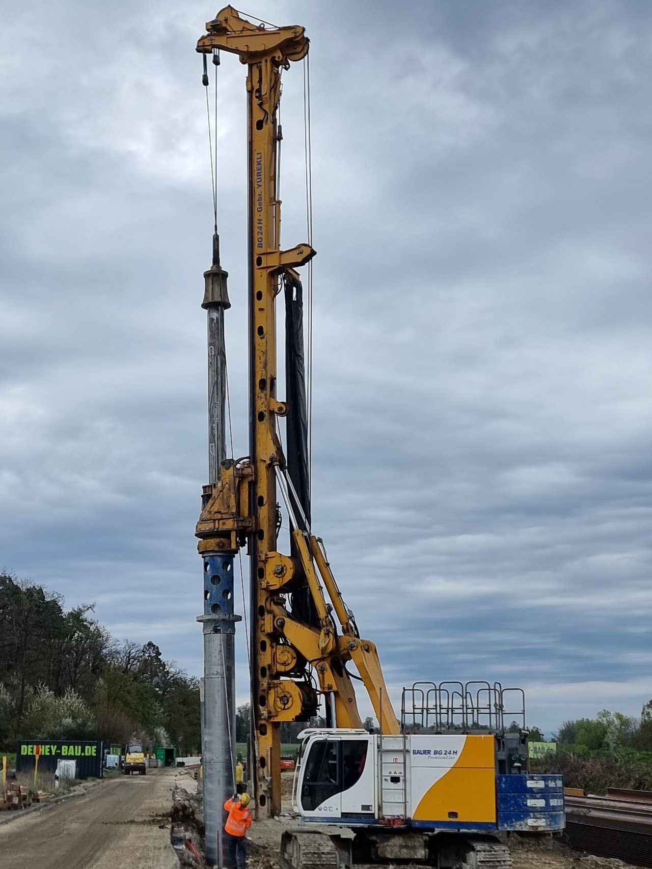 Großbohrgerät auf Baustelle