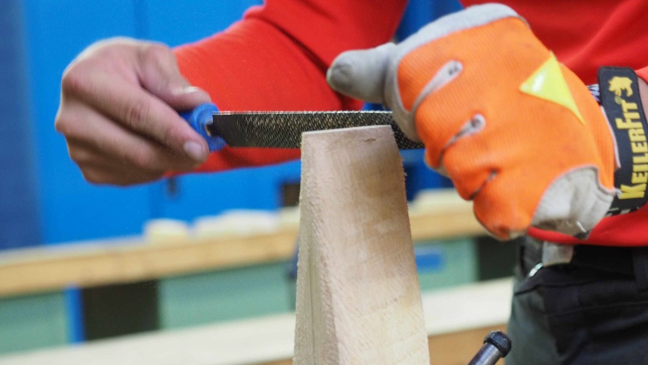 Holzbearbeitung mit Raspel Holzbearbeitung mit Raspel