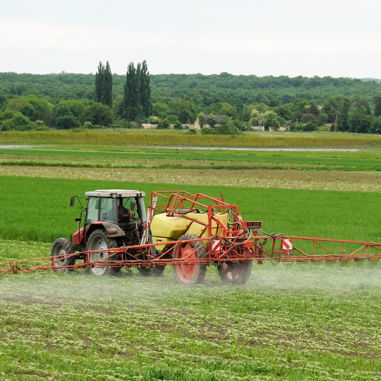Pestizidverbote Ein Traktor auf einer Mähfläche