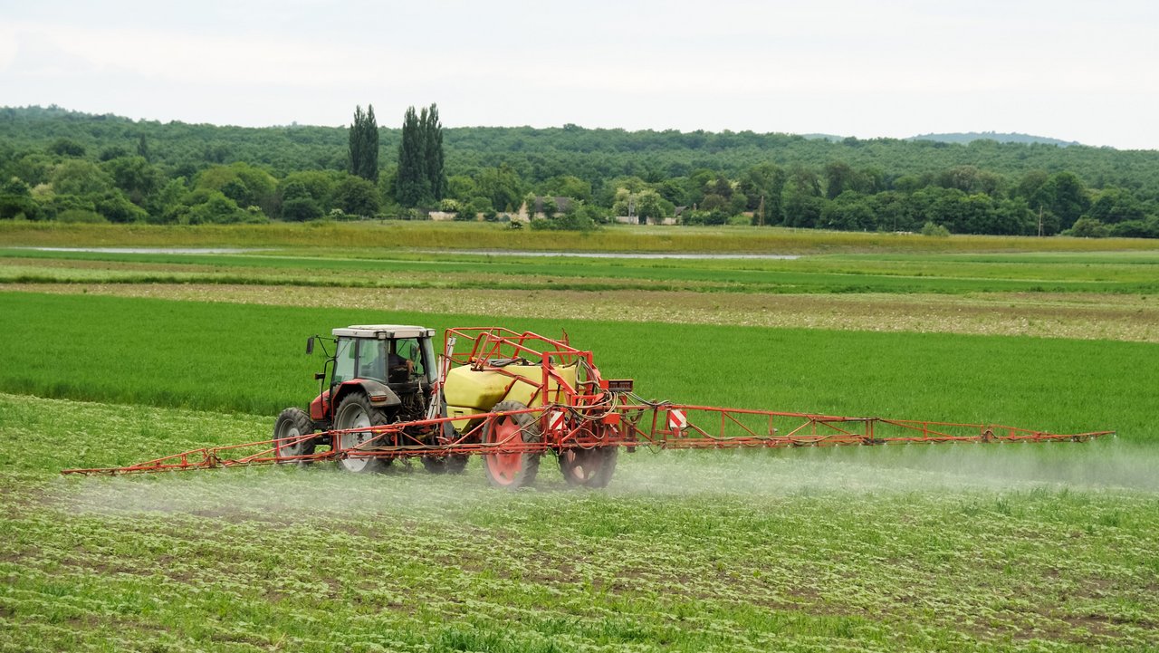 Ein Traktor auf einer Mähfläche