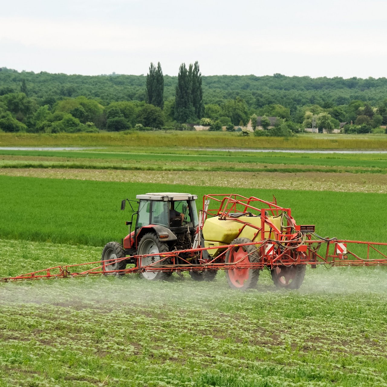 Pestizidverbote Ein Traktor auf einer Mähfläche
