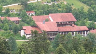 Auf dem Bild sind die Gebäude des FAZ Mattenhof zu sehen. Links drei Wohnheimgebäude, rechts daneben das Hauptgebäude, im Anschluss das Werkstattgebäude.