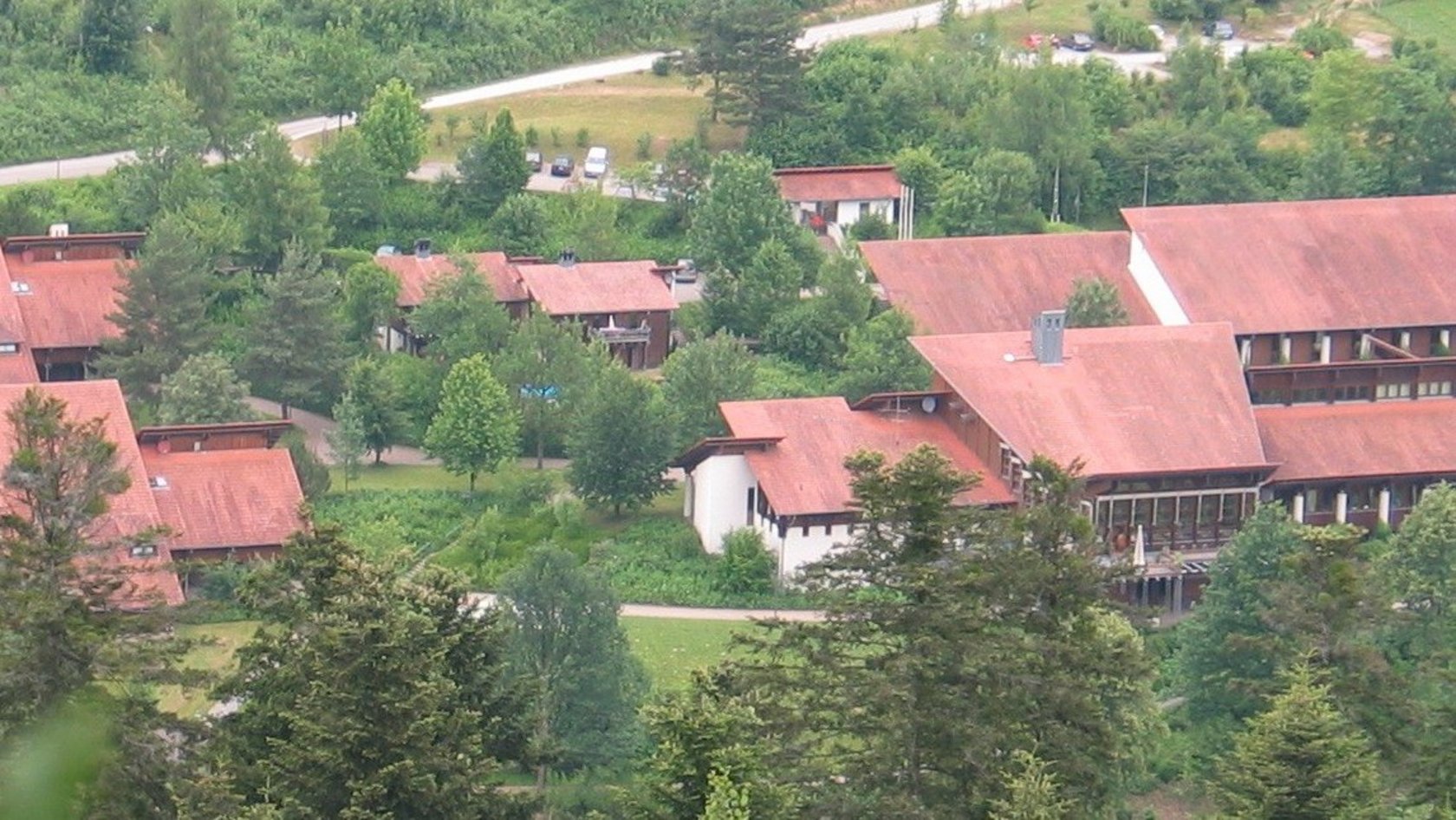 Auf dem Bild sind die Gebäude des FAZ Mattenhof zu sehen. Links drei Wohnheimgebäude, rechts daneben das Hauptgebäude, im Anschluss das Werkstattgebäude.