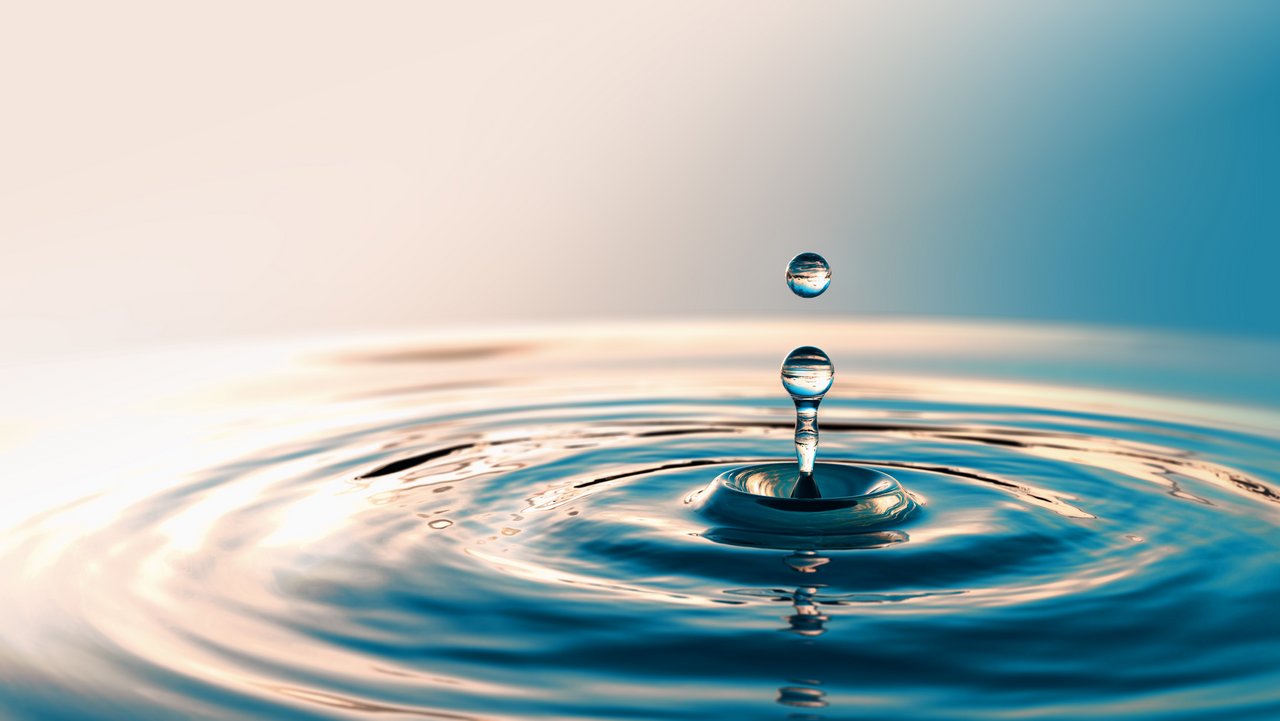 Wasser tropft in ein Becken voller Wasser