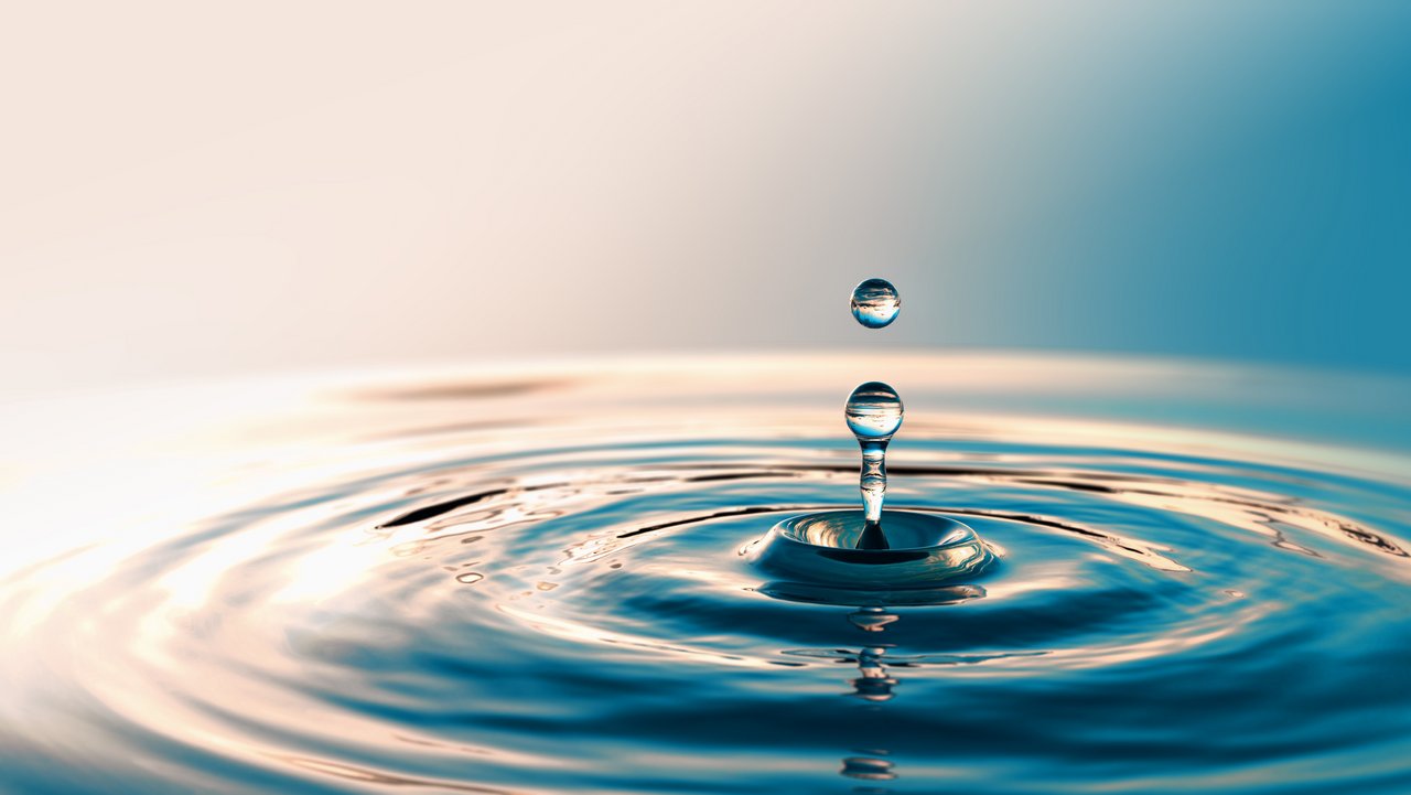 Wasser tropft in ein Becken voller Wasser