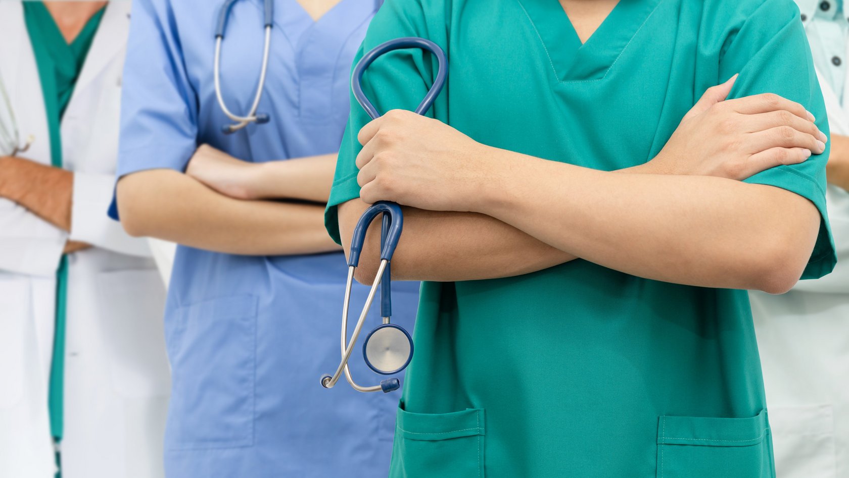 Gruppenbild Team von Ärzten mit verschränkten Armen