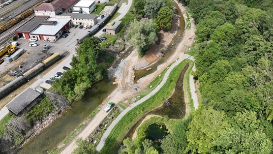 Erweiterter Weiher (Ausgleichsmaßnahme) mit Neugestaltung von Flussbett und Insel