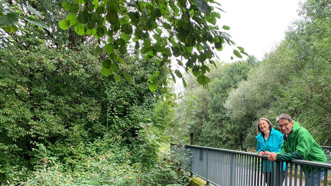 RPin Schäfer und StS Baumann auf einer Brücke im FFH-Gebiet