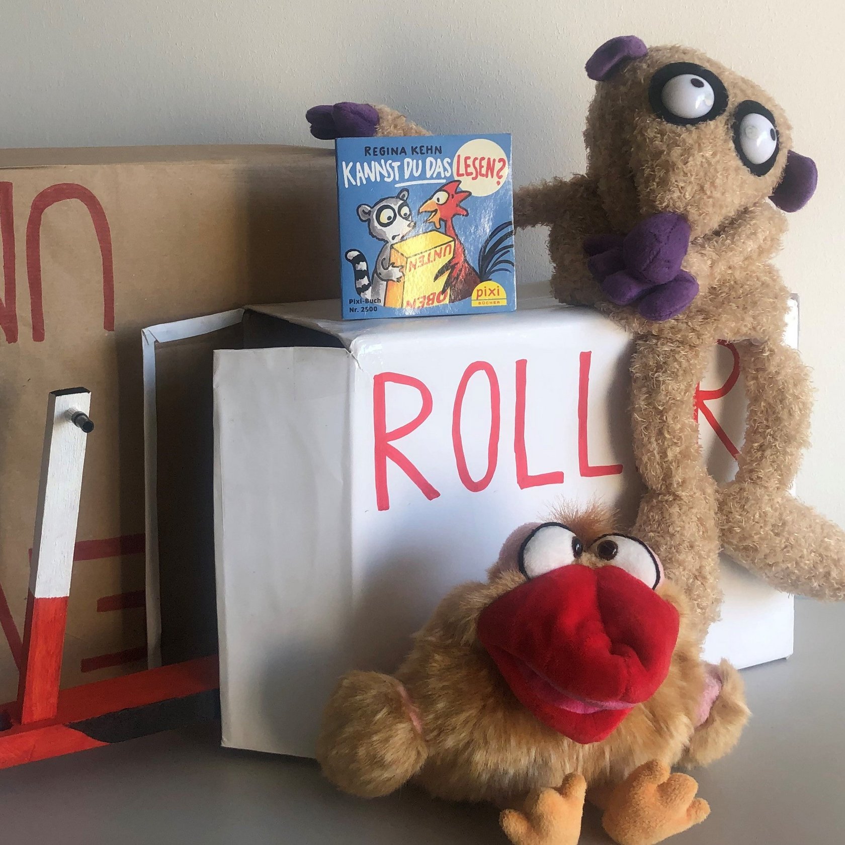 Paketinhalt: Waschbär, Hahn, zwei Kartons, ein Roller sowie das Pixi-Büchlein