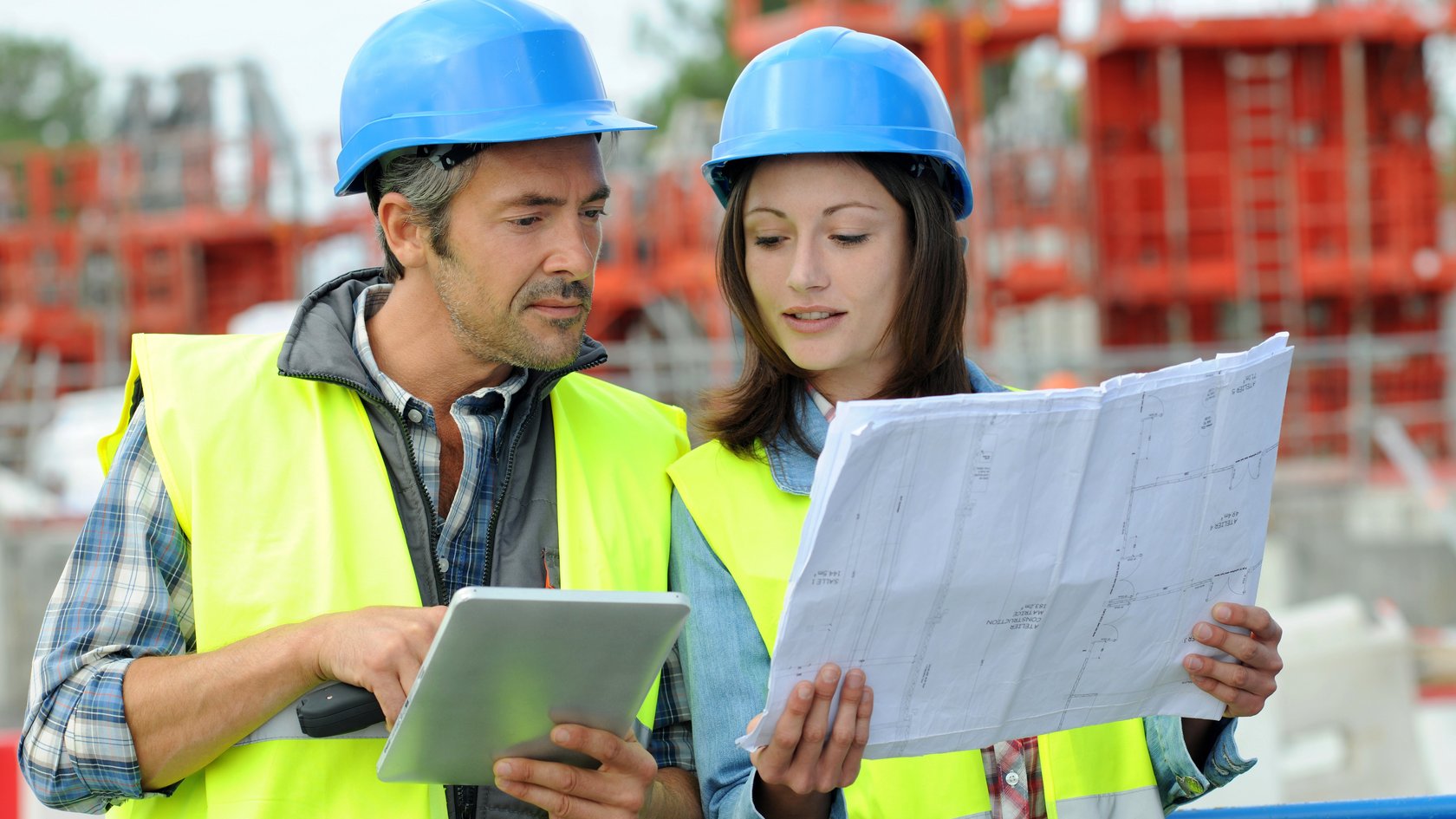 Ein Mann und eine Frau unterhalten sich über Pläne