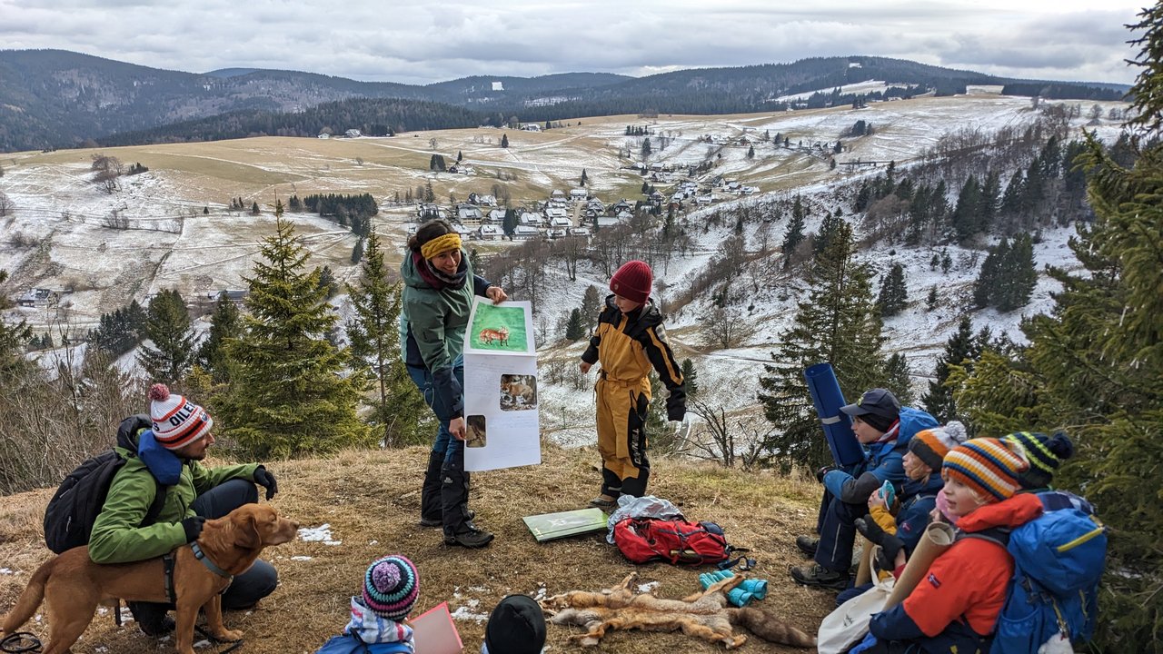Vor der malerischen Kulisse des Schauinslands haben acht Junior Ranger erfolgreich ihre Prüfung abgelegt.