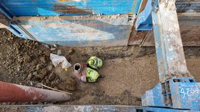 Arbeiter in einer Baugrube