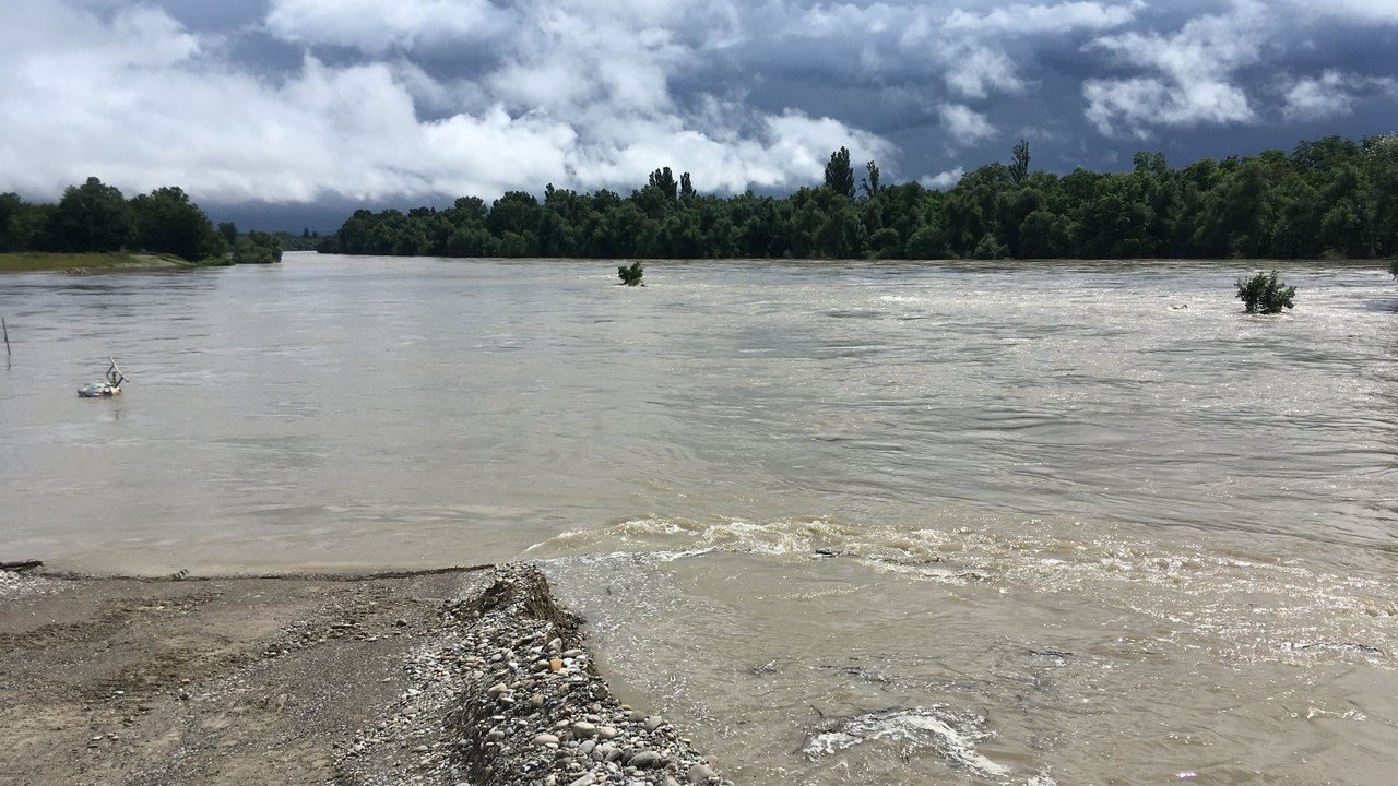 Die kürzlich tiefergelegte Fläche auf Höhe von Grießheim neben dem Hauptstrom des Rheins im Rückhalteraum Weil-Breisach wurde überströmt
