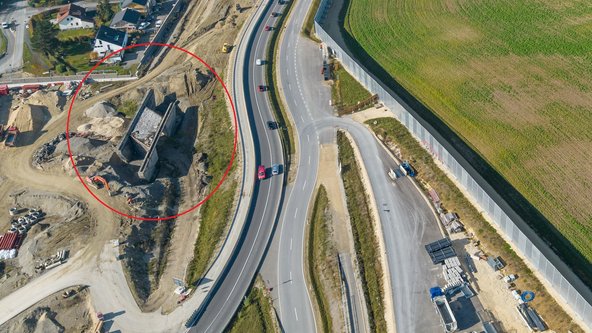 Eine Luftaufnahme einer freigelegten Brücke