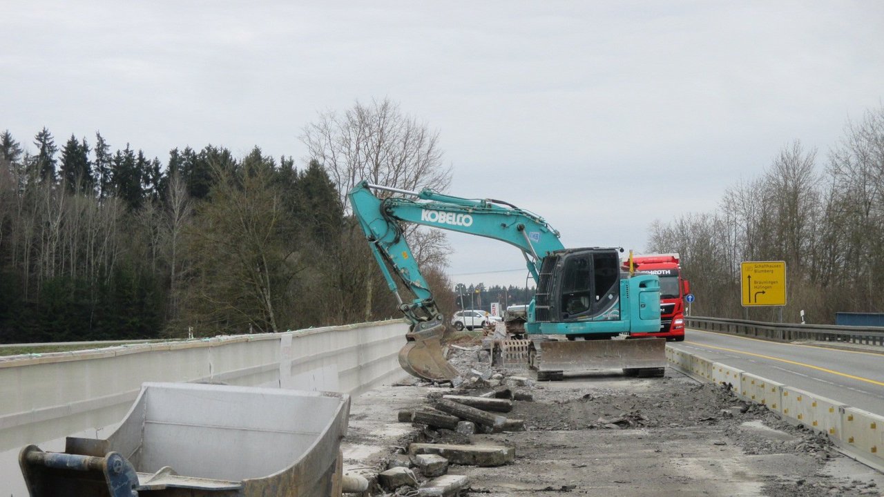 Ein Backer auf einer Brücke