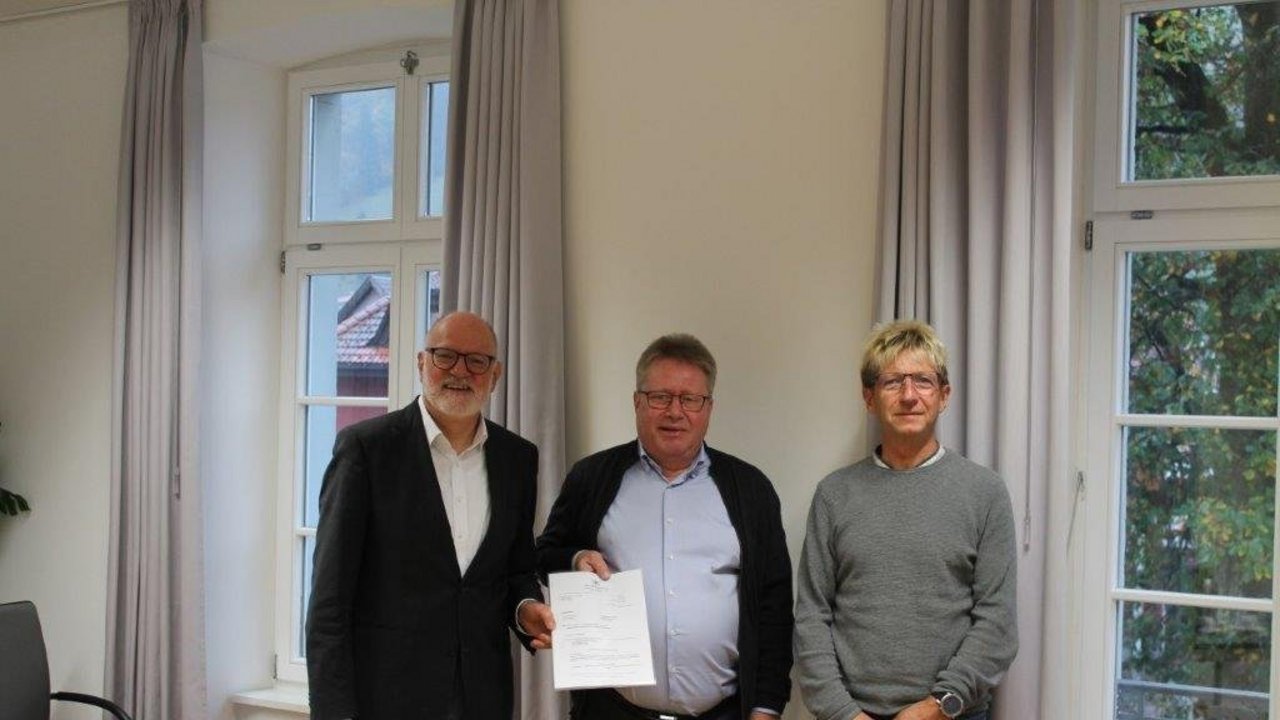 v. l. n. rechts: Regierungsvizepräsident Klemens Ficht, Bürgermeister Andreas Wießner und Andreas Schneider vom Landratsamt Lörrach (Sachgebietsleitung Wasser und Abwasser). (Quelle: Stadt Todtnau)