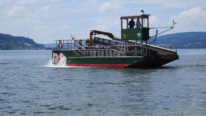 Das Bild zeigt ein Arbeitsboot des Landesbetriebs Gewässer