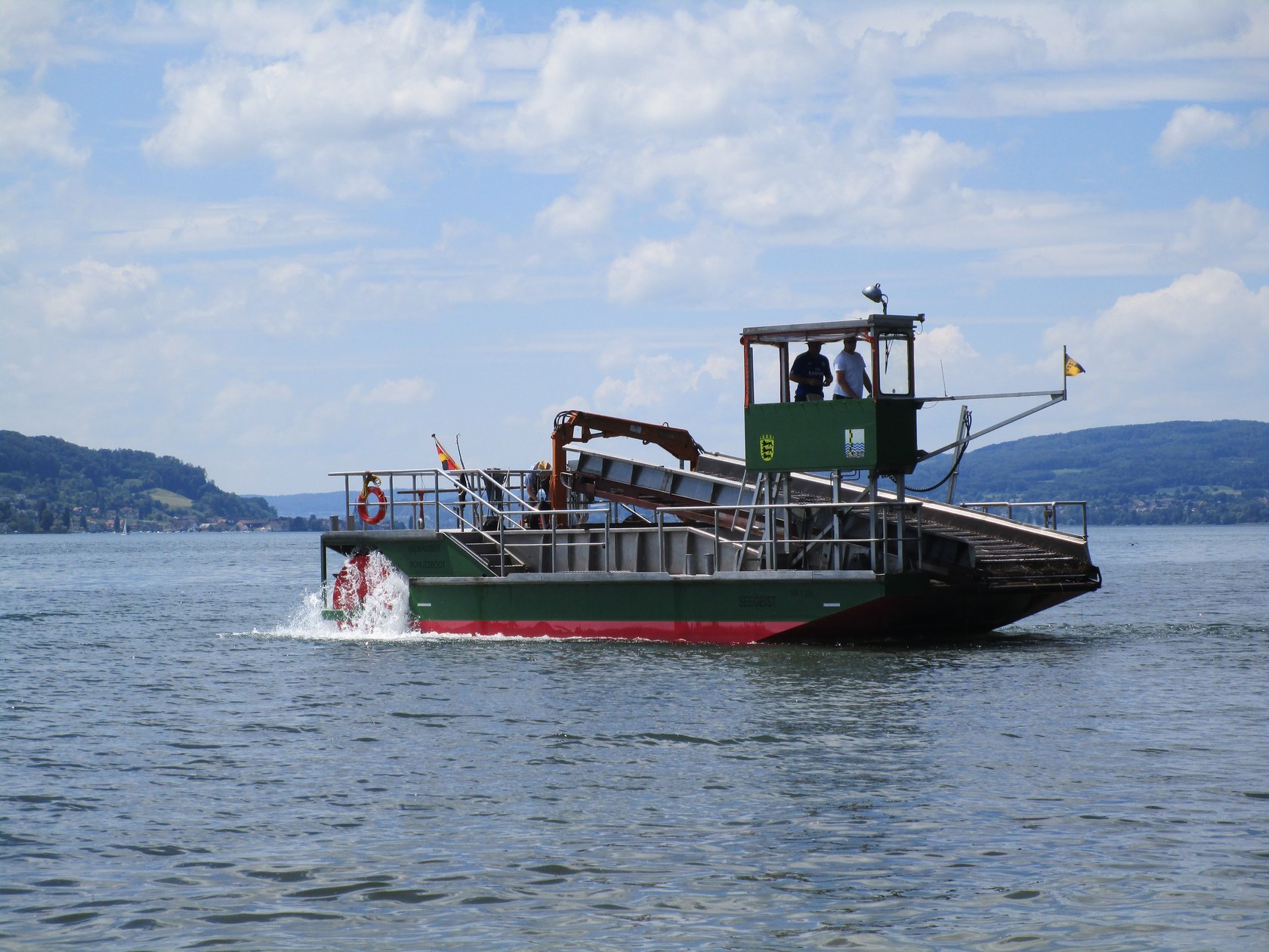Das Bild zeigt ein Arbeitsboot des Landesbetriebs Gewässer