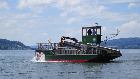Das Bild zeigt ein Arbeitsboot des Landesbetriebs Gewässer