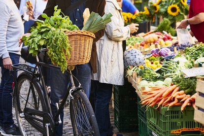 Frischer Obst- und Gemüseeinkauf am Markt