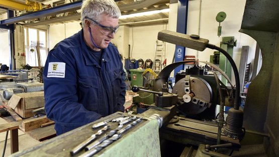 Ein Mitarbeiter des Betriebshofes Gewässer in Offenburg bei der Arbeit