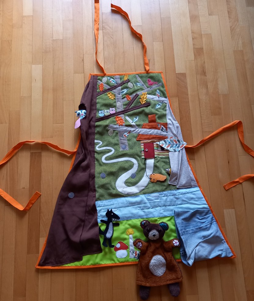 Bild zeigt eine Kochschürze mit Motiven aus dem Wald